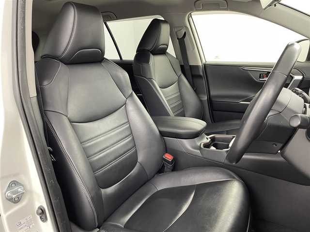 トヨタ ＲＡＶ４ G 道東・釧路十勝 2019(令1)年 6.4万km ホワイトパールクリスタルシャイン 4WD/トヨタセーフティセンス/・プリクラッシュセーフティ/・レーンキープアシスト/・オートマチックハイビーム/・ロードサインアシスト/・レーダークルーズコントロール/・先行車発進告知機能/・ブラインドスポットモニター/・リヤクロストラフィックアラート/・クリアランスソナー/・パーキングサポートブレーキ/ＴＲＤエアロ（フロント／サイド／リア）/純正メモリナビ/・型番：NSZT-Y68T/・CD/DVD/USB/HDMI/Bluetooth/・バックカメラ/・ビルトインＥＴＣ/・純正ドライブレコーダー/・デジタルインナーミラー/パワーバックドア/オートライト/・LEDヘッドライト/・フォグランプ/レザーシート/・全席シートヒーター/・Ｄ席メモリー付パワーシート/純正18インチAW/革巻きステアリング/・ステアリングヒーター/・ステアリングスイッチ/電子パーキングブレーキ/・オートブレーキホールド/ルーフレール