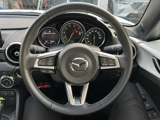 マツダ ロードスター ネイビー トップ 福岡県 2022(令4)年 1.2万km スノーフレイクホワイトパールマイカ 純正メーカーナビ7インチ/(FM/AM/CD/DVD/BT/フルTV/AppleCarPlay)/ワンオーナー/6MT/特別仕様車/ディーラーメンテ記録あり/ドライブレコーダー(CS-360FH)/レーンアシスト/スマートシティブレーキサポート/ブラインドスポットモニター/標識認識/リアコーナーセンサー/ウインドディフレクター/D席＋N席シートヒーター/LEDヘッドライト/オートワイパー/ETC/レザーシート/純正フロアマット