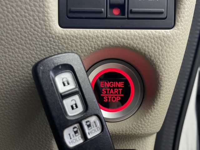 ホンダ Ｎ ＢＯＸ G EX ターボ ホンダセンシング 秋田県 2019(令1)年 3.7万km プラチナホワイトパール ４WD/社外SDナビ(Bluetooth/CD/DVD/フルセグ)/バックフロントカメラ/ビルトインETC/クルーズコントロール/車線逸脱警報/両側パワースライドドア/アイドリングストップ/社外フロアマット/純正AW/前席シートヒーター/衝突被害軽減システム/リアデアイサー/純正スチールホイール/チップアップシート/LEDヘッドライト/スマートキー