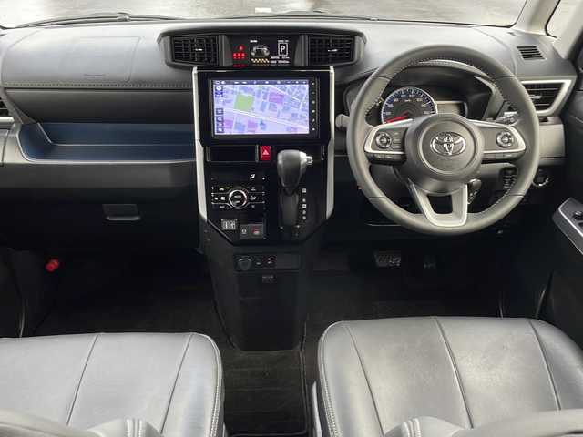 トヨタ ルーミー 山口県 2024(令6)年 1.1万km ブラックマイカメタリック 純正9インチナビ【NMZN-Y73D】/・フルセグテレビ/・Bluetooth/・CD／DVD/・AM/FM/・HDMI/・USB／iPod/・SD/・MEMORY MUSIC/・レコーダーリンク/両側パワースライドドア/ETC2.0/前後ドライブレコーダー/プッシュスタート/スマートキー（スペアキー有）/電動パーキングブレーキ/シートヒーター（運転席＋助手席）/革調シートカバー/スマートアシスト/・衝突回避支援ブレーキ機能/・衝突警報機能/・車線逸脱警報機能/・路側逸脱警報/・ふらつき警報/・ブレーキ制御付き誤発進抑制機能/・先行車発進お知らせ機能/・ADB/・サイドビューランプ/・コーナーセンサー/・標識認識機能/・全車速追従機能付ACC