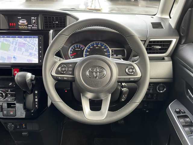 トヨタ ルーミー 山口県 2024(令6)年 1.1万km ブラックマイカメタリック 純正9インチナビ【NMZN-Y73D】/・フルセグテレビ/・Bluetooth/・CD／DVD/・AM/FM/・HDMI/・USB／iPod/・SD/・MEMORY MUSIC/・レコーダーリンク/両側パワースライドドア/ETC2.0/前後ドライブレコーダー/プッシュスタート/スマートキー（スペアキー有）/電動パーキングブレーキ/シートヒーター（運転席＋助手席）/革調シートカバー/スマートアシスト/・衝突回避支援ブレーキ機能/・衝突警報機能/・車線逸脱警報機能/・路側逸脱警報/・ふらつき警報/・ブレーキ制御付き誤発進抑制機能/・先行車発進お知らせ機能/・ADB/・サイドビューランプ/・コーナーセンサー/・標識認識機能/・全車速追従機能付ACC