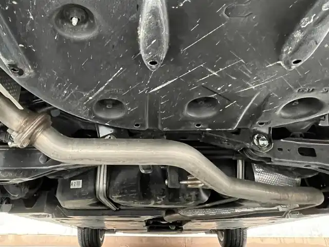 トヨタ カムリ G レザーパッケージ 滋賀県 2021(令3)年 7.4万km プラチナホワイトパールマイカ ワンオーナー/純正8インチナビ/(AM/FM/BT/USB/フルセグTV)/白革シート/シートヒーター/パワーシート/コーナーセンサー/ブラインドスポットモニター/ビルトインETC/ドライブレコーダー/バックカメラ/トヨタセーフティセンス/・プリクラッシュセーフティ/・レーントレーシングアシスト/・オートマチックハイビーム/・レーダークルーズコントロール/電動サンシェード/電動サイドブレーキ/オートホールド/オートライト/革巻きステアリング/ステアリングスイッチ/横滑り防止装置/積込スタッドレスタイヤ/プッシュスタート/電格ウインカーミラー