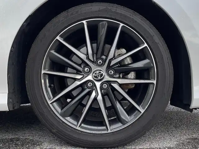 トヨタ カムリ G レザーパッケージ 滋賀県 2021(令3)年 7.4万km プラチナホワイトパールマイカ ワンオーナー/純正8インチナビ/(AM/FM/BT/USB/フルセグTV)/白革シート/シートヒーター/パワーシート/コーナーセンサー/ブラインドスポットモニター/ビルトインETC/ドライブレコーダー/バックカメラ/トヨタセーフティセンス/・プリクラッシュセーフティ/・レーントレーシングアシスト/・オートマチックハイビーム/・レーダークルーズコントロール/電動サンシェード/電動サイドブレーキ/オートホールド/オートライト/革巻きステアリング/ステアリングスイッチ/横滑り防止装置/積込スタッドレスタイヤ/プッシュスタート/電格ウインカーミラー