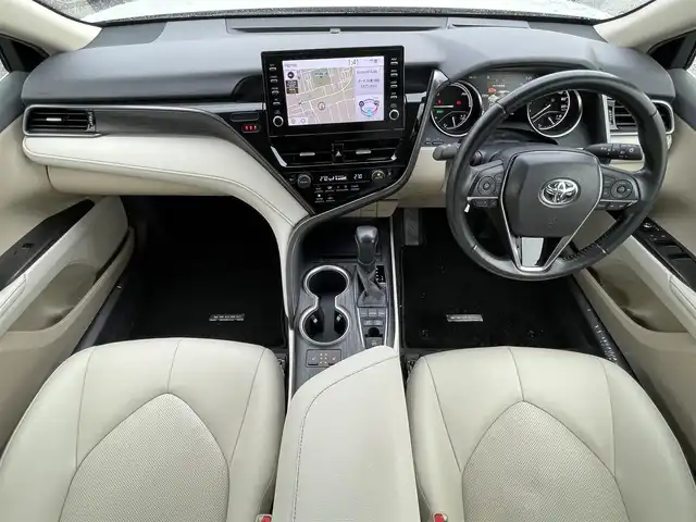トヨタ カムリ G レザーパッケージ 滋賀県 2021(令3)年 7.4万km プラチナホワイトパールマイカ ワンオーナー/純正8インチナビ/(AM/FM/BT/USB/フルセグTV)/白革シート/シートヒーター/パワーシート/コーナーセンサー/ブラインドスポットモニター/ビルトインETC/ドライブレコーダー/バックカメラ/トヨタセーフティセンス/・プリクラッシュセーフティ/・レーントレーシングアシスト/・オートマチックハイビーム/・レーダークルーズコントロール/電動サンシェード/電動サイドブレーキ/オートホールド/オートライト/革巻きステアリング/ステアリングスイッチ/横滑り防止装置/積込スタッドレスタイヤ/プッシュスタート/電格ウインカーミラー