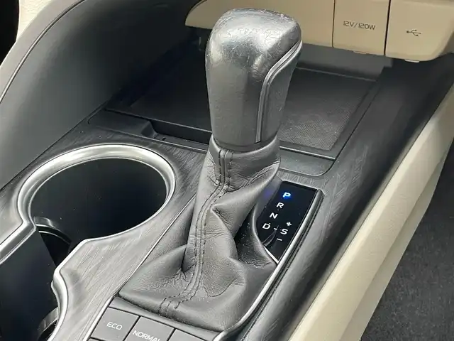 トヨタ カムリ G レザーパッケージ 滋賀県 2021(令3)年 7.4万km プラチナホワイトパールマイカ ワンオーナー/純正8インチナビ/(AM/FM/BT/USB/フルセグTV)/白革シート/シートヒーター/パワーシート/コーナーセンサー/ブラインドスポットモニター/ビルトインETC/ドライブレコーダー/バックカメラ/トヨタセーフティセンス/・プリクラッシュセーフティ/・レーントレーシングアシスト/・オートマチックハイビーム/・レーダークルーズコントロール/電動サンシェード/電動サイドブレーキ/オートホールド/オートライト/革巻きステアリング/ステアリングスイッチ/横滑り防止装置/積込スタッドレスタイヤ/プッシュスタート/電格ウインカーミラー