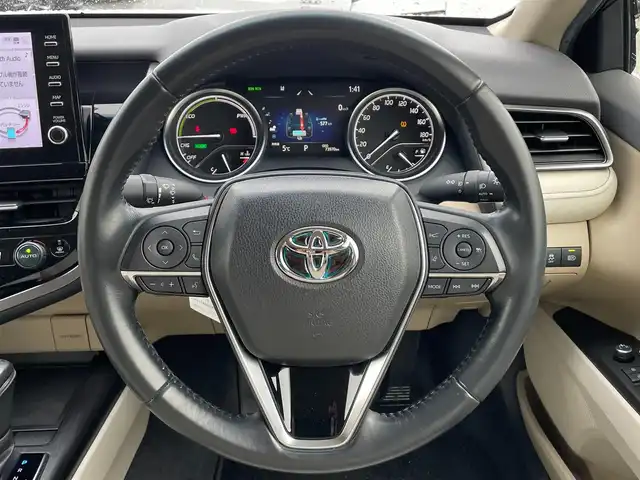 トヨタ カムリ G レザーパッケージ 滋賀県 2021(令3)年 7.4万km プラチナホワイトパールマイカ ワンオーナー/純正8インチナビ/(AM/FM/BT/USB/フルセグTV)/白革シート/シートヒーター/パワーシート/コーナーセンサー/ブラインドスポットモニター/ビルトインETC/ドライブレコーダー/バックカメラ/トヨタセーフティセンス/・プリクラッシュセーフティ/・レーントレーシングアシスト/・オートマチックハイビーム/・レーダークルーズコントロール/電動サンシェード/電動サイドブレーキ/オートホールド/オートライト/革巻きステアリング/ステアリングスイッチ/横滑り防止装置/積込スタッドレスタイヤ/プッシュスタート/電格ウインカーミラー