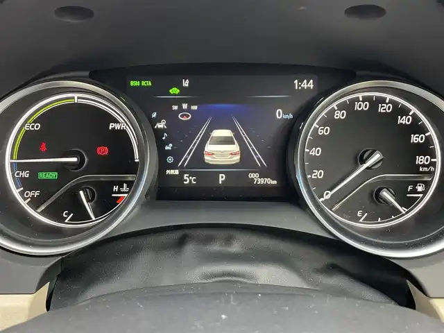 トヨタ カムリ G レザーパッケージ 滋賀県 2021(令3)年 7.4万km プラチナホワイトパールマイカ ワンオーナー/純正8インチナビ/(AM/FM/BT/USB/フルセグTV)/白革シート/シートヒーター/パワーシート/コーナーセンサー/ブラインドスポットモニター/ビルトインETC/ドライブレコーダー/バックカメラ/トヨタセーフティセンス/・プリクラッシュセーフティ/・レーントレーシングアシスト/・オートマチックハイビーム/・レーダークルーズコントロール/電動サンシェード/電動サイドブレーキ/オートホールド/オートライト/革巻きステアリング/ステアリングスイッチ/横滑り防止装置/積込スタッドレスタイヤ/プッシュスタート/電格ウインカーミラー