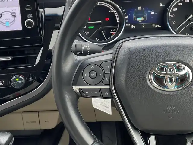 トヨタ カムリ G レザーパッケージ 滋賀県 2021(令3)年 7.4万km プラチナホワイトパールマイカ ワンオーナー/純正8インチナビ/(AM/FM/BT/USB/フルセグTV)/白革シート/シートヒーター/パワーシート/コーナーセンサー/ブラインドスポットモニター/ビルトインETC/ドライブレコーダー/バックカメラ/トヨタセーフティセンス/・プリクラッシュセーフティ/・レーントレーシングアシスト/・オートマチックハイビーム/・レーダークルーズコントロール/電動サンシェード/電動サイドブレーキ/オートホールド/オートライト/革巻きステアリング/ステアリングスイッチ/横滑り防止装置/積込スタッドレスタイヤ/プッシュスタート/電格ウインカーミラー