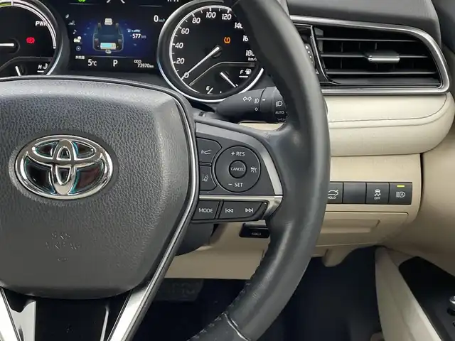 トヨタ カムリ G レザーパッケージ 滋賀県 2021(令3)年 7.4万km プラチナホワイトパールマイカ ワンオーナー/純正8インチナビ/(AM/FM/BT/USB/フルセグTV)/白革シート/シートヒーター/パワーシート/コーナーセンサー/ブラインドスポットモニター/ビルトインETC/ドライブレコーダー/バックカメラ/トヨタセーフティセンス/・プリクラッシュセーフティ/・レーントレーシングアシスト/・オートマチックハイビーム/・レーダークルーズコントロール/電動サンシェード/電動サイドブレーキ/オートホールド/オートライト/革巻きステアリング/ステアリングスイッチ/横滑り防止装置/積込スタッドレスタイヤ/プッシュスタート/電格ウインカーミラー
