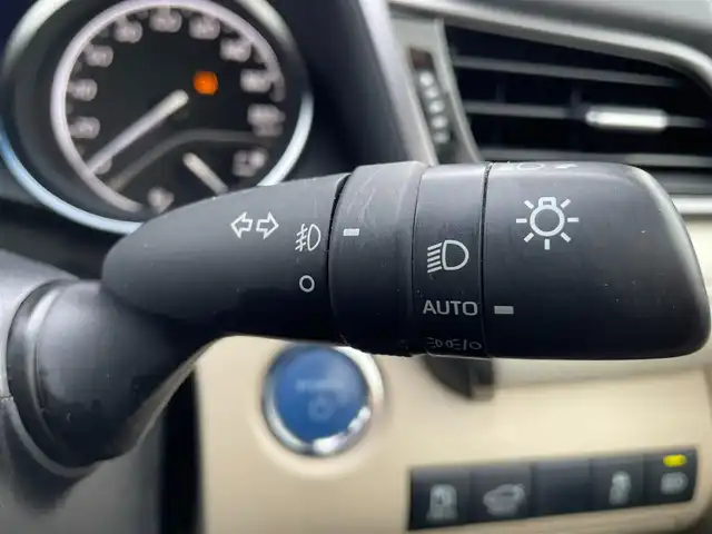 トヨタ カムリ G レザーパッケージ 滋賀県 2021(令3)年 7.4万km プラチナホワイトパールマイカ ワンオーナー/純正8インチナビ/(AM/FM/BT/USB/フルセグTV)/白革シート/シートヒーター/パワーシート/コーナーセンサー/ブラインドスポットモニター/ビルトインETC/ドライブレコーダー/バックカメラ/トヨタセーフティセンス/・プリクラッシュセーフティ/・レーントレーシングアシスト/・オートマチックハイビーム/・レーダークルーズコントロール/電動サンシェード/電動サイドブレーキ/オートホールド/オートライト/革巻きステアリング/ステアリングスイッチ/横滑り防止装置/積込スタッドレスタイヤ/プッシュスタート/電格ウインカーミラー