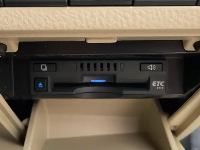 トヨタ カムリ G レザーパッケージ 滋賀県 2021(令3)年 7.4万km プラチナホワイトパールマイカ ワンオーナー/純正8インチナビ/(AM/FM/BT/USB/フルセグTV)/白革シート/シートヒーター/パワーシート/コーナーセンサー/ブラインドスポットモニター/ビルトインETC/ドライブレコーダー/バックカメラ/トヨタセーフティセンス/・プリクラッシュセーフティ/・レーントレーシングアシスト/・オートマチックハイビーム/・レーダークルーズコントロール/電動サンシェード/電動サイドブレーキ/オートホールド/オートライト/革巻きステアリング/ステアリングスイッチ/横滑り防止装置/積込スタッドレスタイヤ/プッシュスタート/電格ウインカーミラー