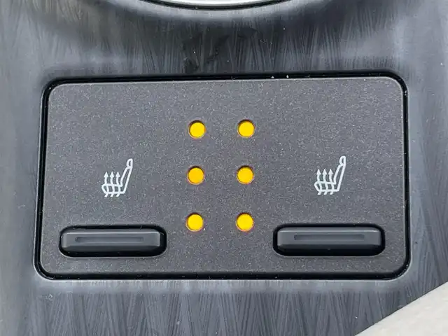 トヨタ カムリ G レザーパッケージ 滋賀県 2021(令3)年 7.4万km プラチナホワイトパールマイカ ワンオーナー/純正8インチナビ/(AM/FM/BT/USB/フルセグTV)/白革シート/シートヒーター/パワーシート/コーナーセンサー/ブラインドスポットモニター/ビルトインETC/ドライブレコーダー/バックカメラ/トヨタセーフティセンス/・プリクラッシュセーフティ/・レーントレーシングアシスト/・オートマチックハイビーム/・レーダークルーズコントロール/電動サンシェード/電動サイドブレーキ/オートホールド/オートライト/革巻きステアリング/ステアリングスイッチ/横滑り防止装置/積込スタッドレスタイヤ/プッシュスタート/電格ウインカーミラー