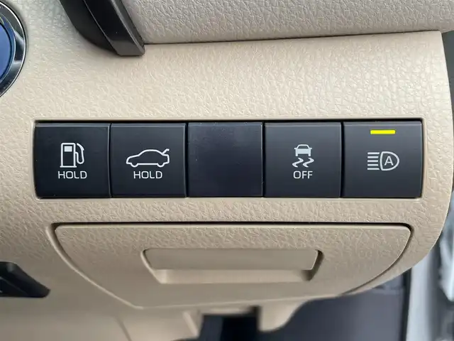 トヨタ カムリ G レザーパッケージ 滋賀県 2021(令3)年 7.4万km プラチナホワイトパールマイカ ワンオーナー/純正8インチナビ/(AM/FM/BT/USB/フルセグTV)/白革シート/シートヒーター/パワーシート/コーナーセンサー/ブラインドスポットモニター/ビルトインETC/ドライブレコーダー/バックカメラ/トヨタセーフティセンス/・プリクラッシュセーフティ/・レーントレーシングアシスト/・オートマチックハイビーム/・レーダークルーズコントロール/電動サンシェード/電動サイドブレーキ/オートホールド/オートライト/革巻きステアリング/ステアリングスイッチ/横滑り防止装置/積込スタッドレスタイヤ/プッシュスタート/電格ウインカーミラー