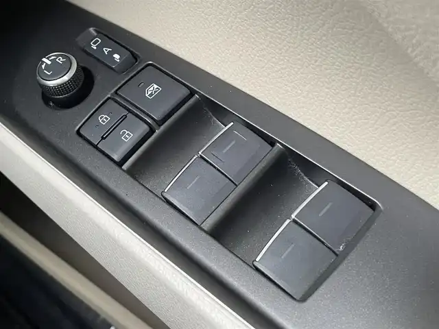 トヨタ カムリ G レザーパッケージ 滋賀県 2021(令3)年 7.4万km プラチナホワイトパールマイカ ワンオーナー/純正8インチナビ/(AM/FM/BT/USB/フルセグTV)/白革シート/シートヒーター/パワーシート/コーナーセンサー/ブラインドスポットモニター/ビルトインETC/ドライブレコーダー/バックカメラ/トヨタセーフティセンス/・プリクラッシュセーフティ/・レーントレーシングアシスト/・オートマチックハイビーム/・レーダークルーズコントロール/電動サンシェード/電動サイドブレーキ/オートホールド/オートライト/革巻きステアリング/ステアリングスイッチ/横滑り防止装置/積込スタッドレスタイヤ/プッシュスタート/電格ウインカーミラー