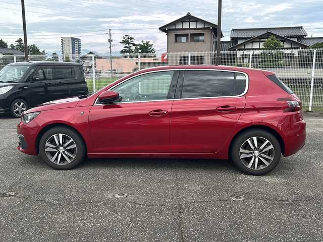 プジョー ３０８ アリュール ブルーHDi 富山県 2020(令2)年 2.1万km 赤 スマートキー（２本）/ハーフレザーシート/メーカーオプションナビ/衝突安全ブレーキ/Bluetooth/ETC2.0/ACC/レーンキープアシスト/LEDヘッドライト/フォグランプ/純正フロアマット/横滑り防止措置/アイドリングストップ/電動パーキングブレーキ/電動格納ウィンカーミラー/ブラインドスポットモニター/オートライト/オートハイビーム/パドルシフト/取扱説明書