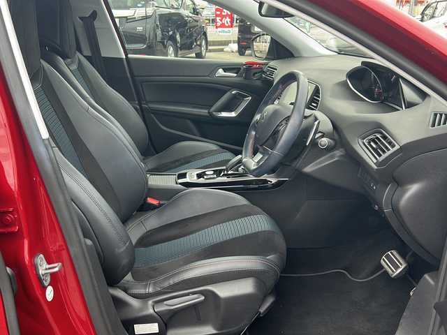 プジョー ３０８ アリュール ブルーHDi 富山県 2020(令2)年 2.1万km 赤 スマートキー（２本）/ハーフレザーシート/メーカーオプションナビ/衝突安全ブレーキ/Bluetooth/ETC2.0/ACC/レーンキープアシスト/LEDヘッドライト/フォグランプ/純正フロアマット/横滑り防止措置/アイドリングストップ/電動パーキングブレーキ/電動格納ウィンカーミラー/ブラインドスポットモニター/オートライト/オートハイビーム/パドルシフト/取扱説明書