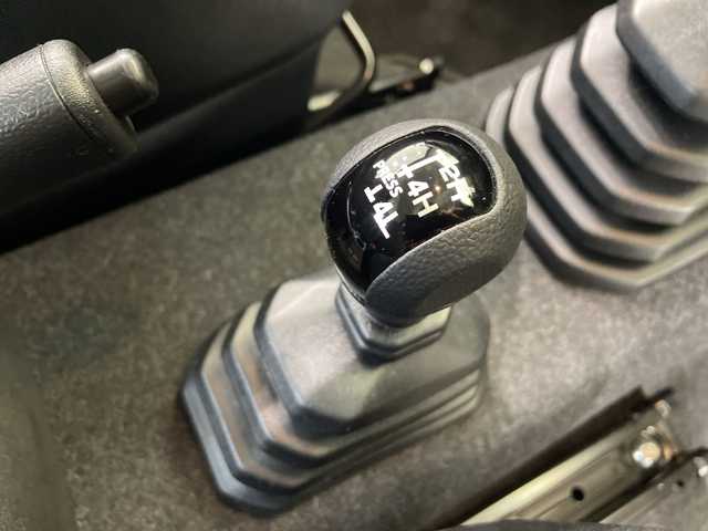 スズキ ジムニー XG 栃木県 2022(令4)年 1.2万km ジャングルグリーン ターボ/パートタイム4WD/純正8インチナビ(CN-RZ875)/(フルセグTV・Bluetooth・CD・DVD・SD・USB)/前方ドライブレコーダー/ETC/ダウンヒルアシストコントロール/ハロゲンヘッドランプ/オートライト/フロントフォグランプ(黄色)/リモコンキー/スペアキー/背面タイヤ/純正フロアマット/フルフラットシート