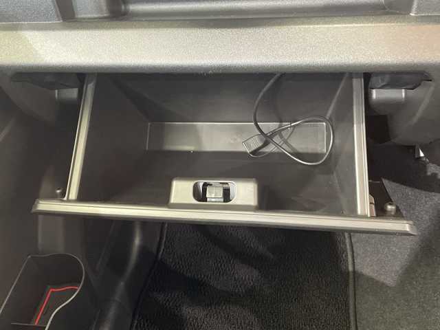 スズキ ジムニー XG 栃木県 2022(令4)年 1.2万km ジャングルグリーン ターボ/パートタイム4WD/純正8インチナビ(CN-RZ875)/(フルセグTV・Bluetooth・CD・DVD・SD・USB)/前方ドライブレコーダー/ETC/ダウンヒルアシストコントロール/ハロゲンヘッドランプ/オートライト/フロントフォグランプ(黄色)/リモコンキー/スペアキー/背面タイヤ/純正フロアマット/フルフラットシート