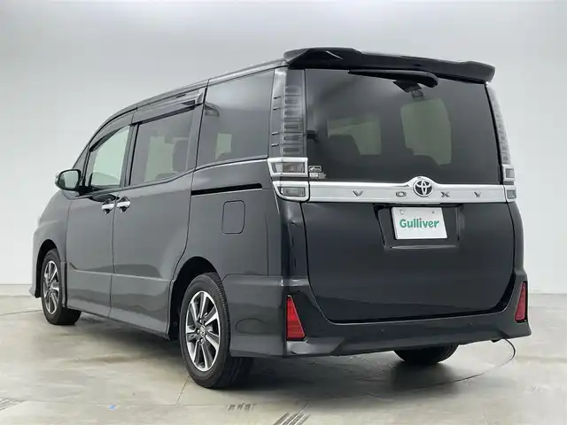 トヨタ ヴォクシー ZS 煌Ⅲ 岡山県 2021(令3)年 4.4万km ブラック アルパイン11インチナビ/(Bluetooth/CD/DVD/フルセグTV/USB/HDMI)/型番:EX11Z/社外12.8インチフリップダウンモニター(RXH12X-L)/ユピテルレーダー(GWR８３ｓｄ)/シートバックテーブル/両側電動スライド/ビルトインETC/LEDヘッドライト/クルーズコントロール/バックカメラ/社外ドライブレコーダー(前後)/コーナーセンサー(前後)/オートハイビーム/プッシュスタート/スマートキー(1本)/アイドリングストップ/レーンキープアシスト/社外フロアマット/純正アルミホイール/オートライト/フォグランプ/新車保証書/取扱説明書/スペアキー×１