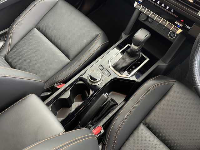 三菱 トライトン GSR 愛知県 2024(令6)年 0.3万km ダイヤモンドブラックマイカ メーカーオプション9インチナビ/音声認識・BT・AppleCarPlay・AndroidAuto・フルセグTV・USB・FM・AM/マルチアラウンドビューモニター/スーパーエレクトロ4WD-II/レーダークルーズ コントロール/ETC/衝突被害軽減システム/本革合皮コンビレザーシート/運転席パワーシート/前席シートヒーター/本革巻ステアリング/ステアリングヒーター/ブラインドスポットモニター/ヒルディセントコントロール/アクティブスタビリティ&トラクションコントロール/アクティブLSD（ブレーキ制御タイプ）/トレーラースタビリティアシスト/アクティブヨーコントロール/リヤデフロック/ヒルスタートアシスト/標識認識システム/LEDオートライト/オートハイビーム/オートワイパー/車線逸脱防止支援機能/後席サーキュレーター/自動防眩ルームミラー/フロントフォグランプ/荷台ベッドライナー/電動格納式ヒーテッドドアミラー/純正18インチアルミホイール