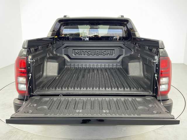 三菱 トライトン GSR 愛知県 2024(令6)年 0.3万km ダイヤモンドブラックマイカ メーカーオプション9インチナビ/音声認識・BT・AppleCarPlay・AndroidAuto・フルセグTV・USB・FM・AM/マルチアラウンドビューモニター/スーパーエレクトロ4WD-II/レーダークルーズ コントロール/ETC/衝突被害軽減システム/本革合皮コンビレザーシート/運転席パワーシート/前席シートヒーター/本革巻ステアリング/ステアリングヒーター/ブラインドスポットモニター/ヒルディセントコントロール/アクティブスタビリティ&トラクションコントロール/アクティブLSD（ブレーキ制御タイプ）/トレーラースタビリティアシスト/アクティブヨーコントロール/リヤデフロック/ヒルスタートアシスト/標識認識システム/LEDオートライト/オートハイビーム/オートワイパー/車線逸脱防止支援機能/後席サーキュレーター/自動防眩ルームミラー/フロントフォグランプ/荷台ベッドライナー/電動格納式ヒーテッドドアミラー/純正18インチアルミホイール