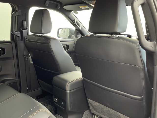 三菱 トライトン GSR 愛知県 2024(令6)年 0.3万km ダイヤモンドブラックマイカ メーカーオプション9インチナビ/音声認識・BT・AppleCarPlay・AndroidAuto・フルセグTV・USB・FM・AM/マルチアラウンドビューモニター/スーパーエレクトロ4WD-II/レーダークルーズ コントロール/ETC/衝突被害軽減システム/本革合皮コンビレザーシート/運転席パワーシート/前席シートヒーター/本革巻ステアリング/ステアリングヒーター/ブラインドスポットモニター/ヒルディセントコントロール/アクティブスタビリティ&トラクションコントロール/アクティブLSD（ブレーキ制御タイプ）/トレーラースタビリティアシスト/アクティブヨーコントロール/リヤデフロック/ヒルスタートアシスト/標識認識システム/LEDオートライト/オートハイビーム/オートワイパー/車線逸脱防止支援機能/後席サーキュレーター/自動防眩ルームミラー/フロントフォグランプ/荷台ベッドライナー/電動格納式ヒーテッドドアミラー/純正18インチアルミホイール