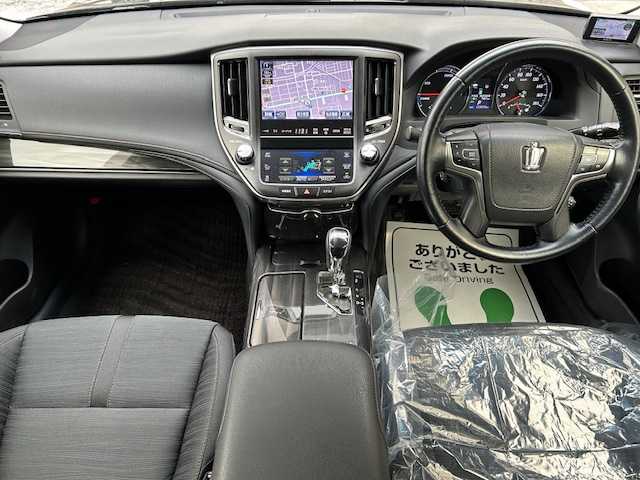 トヨタ クラウン ハイブリッド アスリートS 道東・釧路十勝 2013(平25)年 12.3万km プレシャスブラックパール 寒冷地仕様/純正ナビ/　　（DVD/CD/フルセグTV/Bluetooth）/バックカメラ/クルーズコントロール/前席パワーシート/前席シートヒーター/ハンドルヒーター/HIDヘッドライト/フォグライト/ミラーヒーター/ウィンカーミラー/電動格納ミラー/革巻きステアリング/ステアリングリモコン/横滑り防止装置/コーナーセンサー/ドライブレコーダー/電動チルト＆テレスコピックステアリング/純正ドアバイザー/純正フロアマット/ディーラー記録簿 H30/R2/4/6/スマートキー/エンジンプッシュスタート/スペアキー/取扱説明書/保証書/純正17インチアルミホイール/夏タイヤ積み込み /　　（215/55R17、5mm、純正AW）