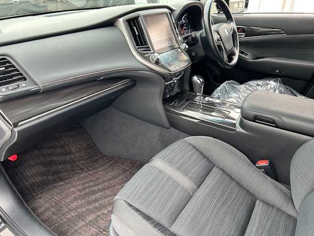 トヨタ クラウン ハイブリッド アスリートS 道東・釧路十勝 2013(平25)年 12.3万km プレシャスブラックパール 寒冷地仕様/純正ナビ/　　（DVD/CD/フルセグTV/Bluetooth）/バックカメラ/クルーズコントロール/前席パワーシート/前席シートヒーター/ハンドルヒーター/HIDヘッドライト/フォグライト/ミラーヒーター/ウィンカーミラー/電動格納ミラー/革巻きステアリング/ステアリングリモコン/横滑り防止装置/コーナーセンサー/ドライブレコーダー/電動チルト＆テレスコピックステアリング/純正ドアバイザー/純正フロアマット/ディーラー記録簿 H30/R2/4/6/スマートキー/エンジンプッシュスタート/スペアキー/取扱説明書/保証書/純正17インチアルミホイール/夏タイヤ積み込み /　　（215/55R17、5mm、純正AW）