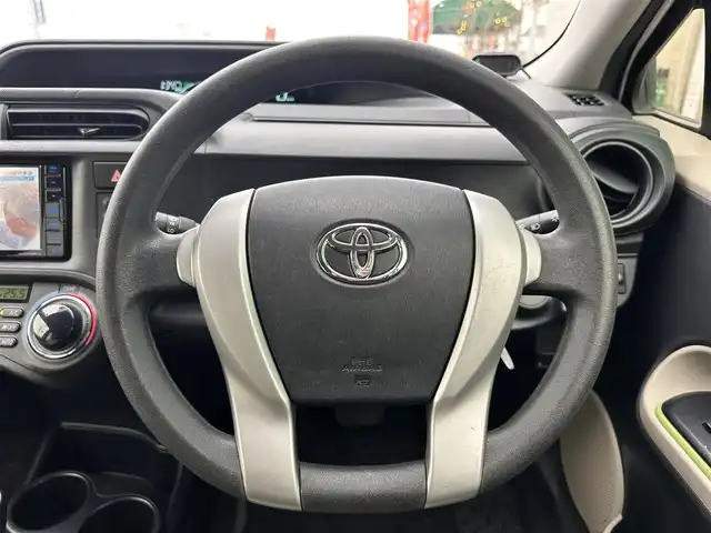 トヨタ アクア S 宮城県 2014(平26)年 8.2万km スーパーホワイトⅡ 社外ナビ（MDV-D708BTW）/・CD/DVD/・Bluetooth/・フルセグTV/前後ドライブレコーダー/ETC/キーレスエントリー（リモコンキー）/ヘッドライトレベライザー/電動格納ミラー/フロアマット/Wエアバッグ