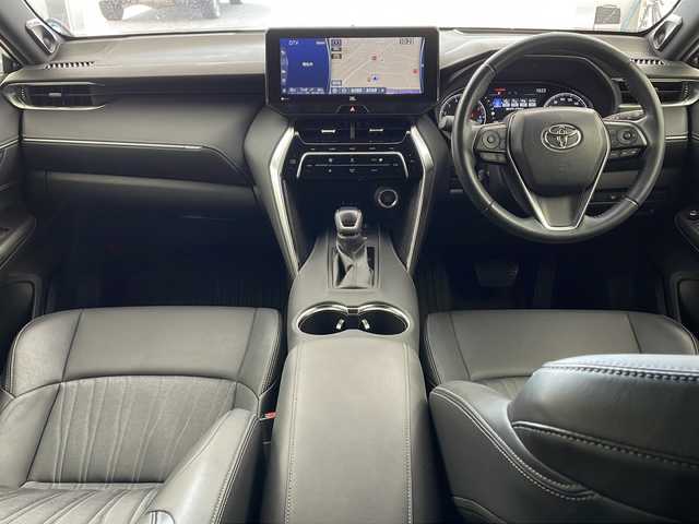 トヨタ ハリアー Z 兵庫県 2022(令4)年 3.6万km ホワイトパールクリスタルシャイン ・純正12.3インチディスプレイオーディオ/（TV・BT・USB・AUX・Miracast）/・全方位カメラ/・ビルトインETC2.0/・全方位ドライブレコーダー/・JBLプレミアムサウンドシステム/・調光パノラマガラスルーフ/・寒冷地仕様車/・レーダークルーズコントロール/・レーントレーシングアシスト/・プリクラッシュセーフティ/・クリアランスソナー/・ブラインドスポットモニター/・リヤクロストラフィックアラート/・パーキングサポートブレーキ/・ヘッドアップディスプレイ/・ロードサインアシスト/・パワーバックドア/・先行者発進告知/・リヤシートリマインダー/・横滑り防止装置/・オートマチックハイビーム/・LEDオートライト/・フォグランプ/・パワーシート/・ハーフレザー/・デジタルインナーミラー/・ステアリングリモコン/・電動パーキングブレーキ/・ブレーキホールド/・MTモード付AT/・純正19インチアルミホイール/・フロアマット/・電動格納ミラー/・オールオートパワーウィンドウ/・スマートキー/・スペアキー/・プッシュスタート/・W＋サイドエアバック/・カーテンエアバック