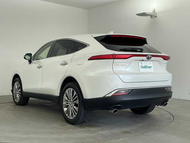 トヨタ ハリアー Z 兵庫県 2022(令4)年 3.6万km ホワイトパールクリスタルシャイン ・純正12.3インチディスプレイオーディオ/（TV・BT・USB・AUX・Miracast）/・全方位カメラ/・ビルトインETC2.0/・全方位ドライブレコーダー/・JBLプレミアムサウンドシステム/・調光パノラマガラスルーフ/・寒冷地仕様車/・レーダークルーズコントロール/・レーントレーシングアシスト/・プリクラッシュセーフティ/・クリアランスソナー/・ブラインドスポットモニター/・リヤクロストラフィックアラート/・パーキングサポートブレーキ/・ヘッドアップディスプレイ/・ロードサインアシスト/・パワーバックドア/・先行者発進告知/・リヤシートリマインダー/・横滑り防止装置/・オートマチックハイビーム/・LEDオートライト/・フォグランプ/・パワーシート/・ハーフレザー/・デジタルインナーミラー/・ステアリングリモコン/・電動パーキングブレーキ/・ブレーキホールド/・MTモード付AT/・純正19インチアルミホイール/・フロアマット/・電動格納ミラー/・オールオートパワーウィンドウ/・スマートキー/・スペアキー/・プッシュスタート/・W＋サイドエアバック/・カーテンエアバック