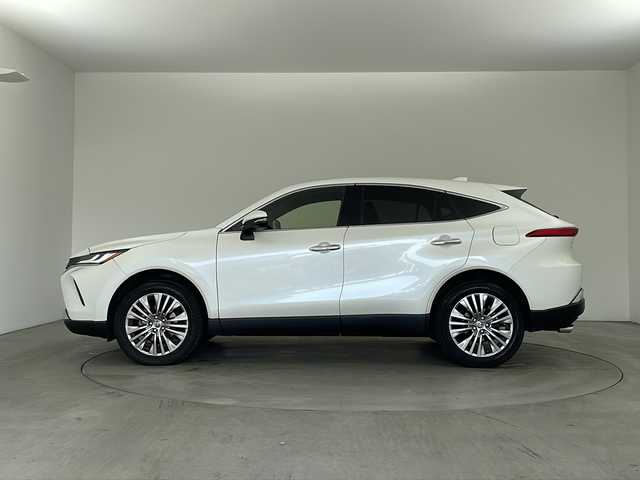 トヨタ ハリアー Z 兵庫県 2022(令4)年 3.6万km ホワイトパールクリスタルシャイン ・純正12.3インチディスプレイオーディオ/（TV・BT・USB・AUX・Miracast）/・全方位カメラ/・ビルトインETC2.0/・全方位ドライブレコーダー/・JBLプレミアムサウンドシステム/・調光パノラマガラスルーフ/・寒冷地仕様車/・レーダークルーズコントロール/・レーントレーシングアシスト/・プリクラッシュセーフティ/・クリアランスソナー/・ブラインドスポットモニター/・リヤクロストラフィックアラート/・パーキングサポートブレーキ/・ヘッドアップディスプレイ/・ロードサインアシスト/・パワーバックドア/・先行者発進告知/・リヤシートリマインダー/・横滑り防止装置/・オートマチックハイビーム/・LEDオートライト/・フォグランプ/・パワーシート/・ハーフレザー/・デジタルインナーミラー/・ステアリングリモコン/・電動パーキングブレーキ/・ブレーキホールド/・MTモード付AT/・純正19インチアルミホイール/・フロアマット/・電動格納ミラー/・オールオートパワーウィンドウ/・スマートキー/・スペアキー/・プッシュスタート/・W＋サイドエアバック/・カーテンエアバック