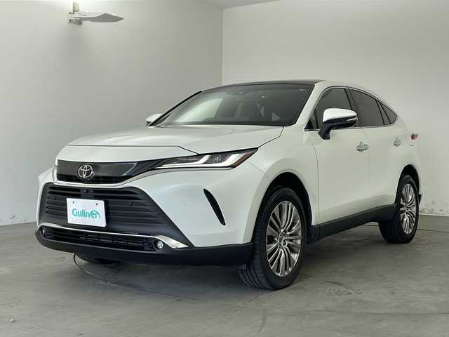 トヨタ ハリアー Z 兵庫県 2022(令4)年 3.6万km ホワイトパールクリスタルシャイン ・純正12.3インチディスプレイオーディオ/（TV・BT・USB・AUX・Miracast）/・全方位カメラ/・ビルトインETC2.0/・全方位ドライブレコーダー/・JBLプレミアムサウンドシステム/・調光パノラマガラスルーフ/・寒冷地仕様車/・レーダークルーズコントロール/・レーントレーシングアシスト/・プリクラッシュセーフティ/・クリアランスソナー/・ブラインドスポットモニター/・リヤクロストラフィックアラート/・パーキングサポートブレーキ/・ヘッドアップディスプレイ/・ロードサインアシスト/・パワーバックドア/・先行者発進告知/・リヤシートリマインダー/・横滑り防止装置/・オートマチックハイビーム/・LEDオートライト/・フォグランプ/・パワーシート/・ハーフレザー/・デジタルインナーミラー/・ステアリングリモコン/・電動パーキングブレーキ/・ブレーキホールド/・MTモード付AT/・純正19インチアルミホイール/・フロアマット/・電動格納ミラー/・オールオートパワーウィンドウ/・スマートキー/・スペアキー/・プッシュスタート/・W＋サイドエアバック/・カーテンエアバック