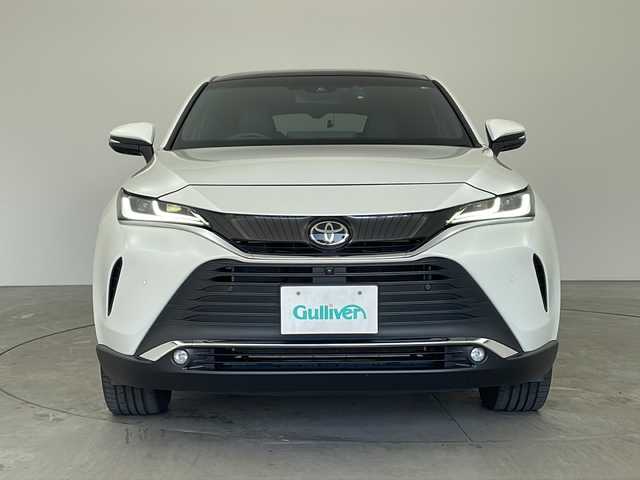 トヨタ ハリアー Z 兵庫県 2022(令4)年 3.6万km ホワイトパールクリスタルシャイン ・純正12.3インチディスプレイオーディオ/（TV・BT・USB・AUX・Miracast）/・全方位カメラ/・ビルトインETC2.0/・全方位ドライブレコーダー/・JBLプレミアムサウンドシステム/・調光パノラマガラスルーフ/・寒冷地仕様車/・レーダークルーズコントロール/・レーントレーシングアシスト/・プリクラッシュセーフティ/・クリアランスソナー/・ブラインドスポットモニター/・リヤクロストラフィックアラート/・パーキングサポートブレーキ/・ヘッドアップディスプレイ/・ロードサインアシスト/・パワーバックドア/・先行者発進告知/・リヤシートリマインダー/・横滑り防止装置/・オートマチックハイビーム/・LEDオートライト/・フォグランプ/・パワーシート/・ハーフレザー/・デジタルインナーミラー/・ステアリングリモコン/・電動パーキングブレーキ/・ブレーキホールド/・MTモード付AT/・純正19インチアルミホイール/・フロアマット/・電動格納ミラー/・オールオートパワーウィンドウ/・スマートキー/・スペアキー/・プッシュスタート/・W＋サイドエアバック/・カーテンエアバック