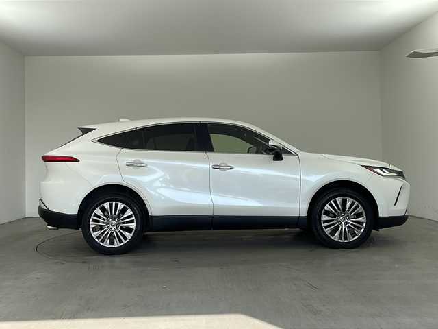 トヨタ ハリアー Z 兵庫県 2022(令4)年 3.6万km ホワイトパールクリスタルシャイン ・純正12.3インチディスプレイオーディオ/（TV・BT・USB・AUX・Miracast）/・全方位カメラ/・ビルトインETC2.0/・全方位ドライブレコーダー/・JBLプレミアムサウンドシステム/・調光パノラマガラスルーフ/・寒冷地仕様車/・レーダークルーズコントロール/・レーントレーシングアシスト/・プリクラッシュセーフティ/・クリアランスソナー/・ブラインドスポットモニター/・リヤクロストラフィックアラート/・パーキングサポートブレーキ/・ヘッドアップディスプレイ/・ロードサインアシスト/・パワーバックドア/・先行者発進告知/・リヤシートリマインダー/・横滑り防止装置/・オートマチックハイビーム/・LEDオートライト/・フォグランプ/・パワーシート/・ハーフレザー/・デジタルインナーミラー/・ステアリングリモコン/・電動パーキングブレーキ/・ブレーキホールド/・MTモード付AT/・純正19インチアルミホイール/・フロアマット/・電動格納ミラー/・オールオートパワーウィンドウ/・スマートキー/・スペアキー/・プッシュスタート/・W＋サイドエアバック/・カーテンエアバック
