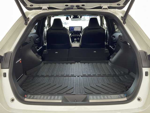 トヨタ ハリアー Z 兵庫県 2022(令4)年 3.6万km ホワイトパールクリスタルシャイン ・純正12.3インチディスプレイオーディオ/（TV・BT・USB・AUX・Miracast）/・全方位カメラ/・ビルトインETC2.0/・全方位ドライブレコーダー/・JBLプレミアムサウンドシステム/・調光パノラマガラスルーフ/・寒冷地仕様車/・レーダークルーズコントロール/・レーントレーシングアシスト/・プリクラッシュセーフティ/・クリアランスソナー/・ブラインドスポットモニター/・リヤクロストラフィックアラート/・パーキングサポートブレーキ/・ヘッドアップディスプレイ/・ロードサインアシスト/・パワーバックドア/・先行者発進告知/・リヤシートリマインダー/・横滑り防止装置/・オートマチックハイビーム/・LEDオートライト/・フォグランプ/・パワーシート/・ハーフレザー/・デジタルインナーミラー/・ステアリングリモコン/・電動パーキングブレーキ/・ブレーキホールド/・MTモード付AT/・純正19インチアルミホイール/・フロアマット/・電動格納ミラー/・オールオートパワーウィンドウ/・スマートキー/・スペアキー/・プッシュスタート/・W＋サイドエアバック/・カーテンエアバック