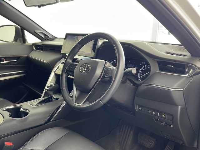 トヨタ ハリアー Z 兵庫県 2022(令4)年 3.6万km ホワイトパールクリスタルシャイン ・純正12.3インチディスプレイオーディオ/（TV・BT・USB・AUX・Miracast）/・全方位カメラ/・ビルトインETC2.0/・全方位ドライブレコーダー/・JBLプレミアムサウンドシステム/・調光パノラマガラスルーフ/・寒冷地仕様車/・レーダークルーズコントロール/・レーントレーシングアシスト/・プリクラッシュセーフティ/・クリアランスソナー/・ブラインドスポットモニター/・リヤクロストラフィックアラート/・パーキングサポートブレーキ/・ヘッドアップディスプレイ/・ロードサインアシスト/・パワーバックドア/・先行者発進告知/・リヤシートリマインダー/・横滑り防止装置/・オートマチックハイビーム/・LEDオートライト/・フォグランプ/・パワーシート/・ハーフレザー/・デジタルインナーミラー/・ステアリングリモコン/・電動パーキングブレーキ/・ブレーキホールド/・MTモード付AT/・純正19インチアルミホイール/・フロアマット/・電動格納ミラー/・オールオートパワーウィンドウ/・スマートキー/・スペアキー/・プッシュスタート/・W＋サイドエアバック/・カーテンエアバック