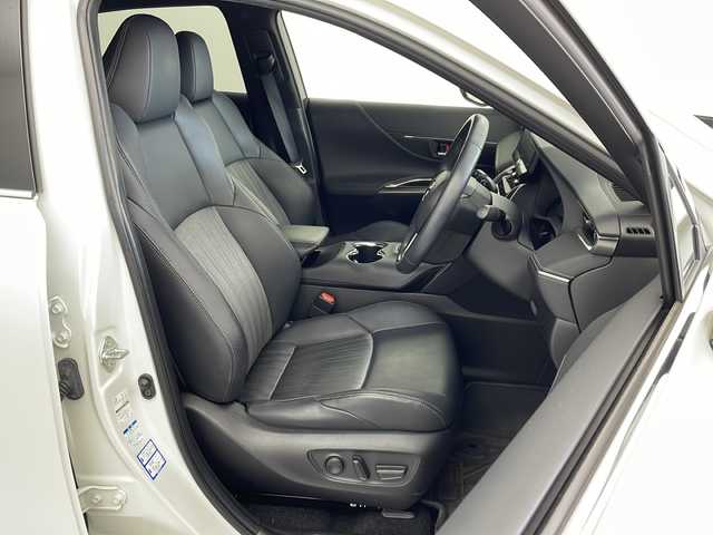 トヨタ ハリアー Z 兵庫県 2022(令4)年 3.6万km ホワイトパールクリスタルシャイン ・純正12.3インチディスプレイオーディオ/（TV・BT・USB・AUX・Miracast）/・全方位カメラ/・ビルトインETC2.0/・全方位ドライブレコーダー/・JBLプレミアムサウンドシステム/・調光パノラマガラスルーフ/・寒冷地仕様車/・レーダークルーズコントロール/・レーントレーシングアシスト/・プリクラッシュセーフティ/・クリアランスソナー/・ブラインドスポットモニター/・リヤクロストラフィックアラート/・パーキングサポートブレーキ/・ヘッドアップディスプレイ/・ロードサインアシスト/・パワーバックドア/・先行者発進告知/・リヤシートリマインダー/・横滑り防止装置/・オートマチックハイビーム/・LEDオートライト/・フォグランプ/・パワーシート/・ハーフレザー/・デジタルインナーミラー/・ステアリングリモコン/・電動パーキングブレーキ/・ブレーキホールド/・MTモード付AT/・純正19インチアルミホイール/・フロアマット/・電動格納ミラー/・オールオートパワーウィンドウ/・スマートキー/・スペアキー/・プッシュスタート/・W＋サイドエアバック/・カーテンエアバック