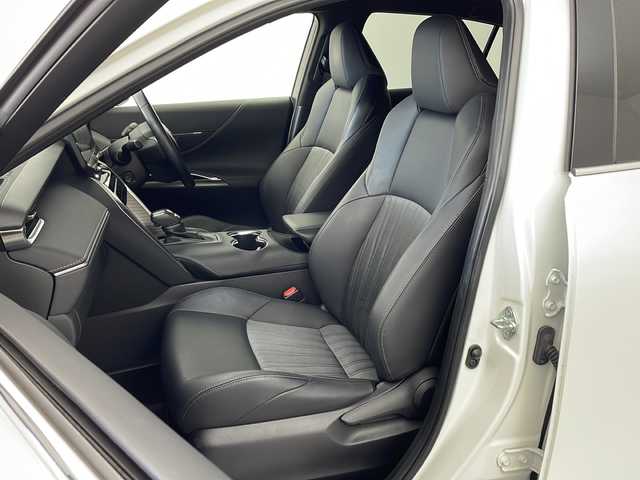 トヨタ ハリアー Z 兵庫県 2022(令4)年 3.6万km ホワイトパールクリスタルシャイン ・純正12.3インチディスプレイオーディオ/（TV・BT・USB・AUX・Miracast）/・全方位カメラ/・ビルトインETC2.0/・全方位ドライブレコーダー/・JBLプレミアムサウンドシステム/・調光パノラマガラスルーフ/・寒冷地仕様車/・レーダークルーズコントロール/・レーントレーシングアシスト/・プリクラッシュセーフティ/・クリアランスソナー/・ブラインドスポットモニター/・リヤクロストラフィックアラート/・パーキングサポートブレーキ/・ヘッドアップディスプレイ/・ロードサインアシスト/・パワーバックドア/・先行者発進告知/・リヤシートリマインダー/・横滑り防止装置/・オートマチックハイビーム/・LEDオートライト/・フォグランプ/・パワーシート/・ハーフレザー/・デジタルインナーミラー/・ステアリングリモコン/・電動パーキングブレーキ/・ブレーキホールド/・MTモード付AT/・純正19インチアルミホイール/・フロアマット/・電動格納ミラー/・オールオートパワーウィンドウ/・スマートキー/・スペアキー/・プッシュスタート/・W＋サイドエアバック/・カーテンエアバック