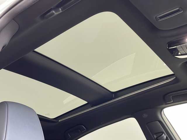 トヨタ ハリアー Z 兵庫県 2022(令4)年 3.6万km ホワイトパールクリスタルシャイン ・純正12.3インチディスプレイオーディオ/（TV・BT・USB・AUX・Miracast）/・全方位カメラ/・ビルトインETC2.0/・全方位ドライブレコーダー/・JBLプレミアムサウンドシステム/・調光パノラマガラスルーフ/・寒冷地仕様車/・レーダークルーズコントロール/・レーントレーシングアシスト/・プリクラッシュセーフティ/・クリアランスソナー/・ブラインドスポットモニター/・リヤクロストラフィックアラート/・パーキングサポートブレーキ/・ヘッドアップディスプレイ/・ロードサインアシスト/・パワーバックドア/・先行者発進告知/・リヤシートリマインダー/・横滑り防止装置/・オートマチックハイビーム/・LEDオートライト/・フォグランプ/・パワーシート/・ハーフレザー/・デジタルインナーミラー/・ステアリングリモコン/・電動パーキングブレーキ/・ブレーキホールド/・MTモード付AT/・純正19インチアルミホイール/・フロアマット/・電動格納ミラー/・オールオートパワーウィンドウ/・スマートキー/・スペアキー/・プッシュスタート/・W＋サイドエアバック/・カーテンエアバック