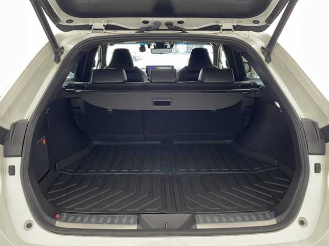 トヨタ ハリアー Z 兵庫県 2022(令4)年 3.6万km ホワイトパールクリスタルシャイン ・純正12.3インチディスプレイオーディオ/（TV・BT・USB・AUX・Miracast）/・全方位カメラ/・ビルトインETC2.0/・全方位ドライブレコーダー/・JBLプレミアムサウンドシステム/・調光パノラマガラスルーフ/・寒冷地仕様車/・レーダークルーズコントロール/・レーントレーシングアシスト/・プリクラッシュセーフティ/・クリアランスソナー/・ブラインドスポットモニター/・リヤクロストラフィックアラート/・パーキングサポートブレーキ/・ヘッドアップディスプレイ/・ロードサインアシスト/・パワーバックドア/・先行者発進告知/・リヤシートリマインダー/・横滑り防止装置/・オートマチックハイビーム/・LEDオートライト/・フォグランプ/・パワーシート/・ハーフレザー/・デジタルインナーミラー/・ステアリングリモコン/・電動パーキングブレーキ/・ブレーキホールド/・MTモード付AT/・純正19インチアルミホイール/・フロアマット/・電動格納ミラー/・オールオートパワーウィンドウ/・スマートキー/・スペアキー/・プッシュスタート/・W＋サイドエアバック/・カーテンエアバック