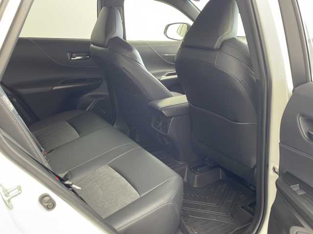 トヨタ ハリアー Z 兵庫県 2022(令4)年 3.6万km ホワイトパールクリスタルシャイン ・純正12.3インチディスプレイオーディオ/（TV・BT・USB・AUX・Miracast）/・全方位カメラ/・ビルトインETC2.0/・全方位ドライブレコーダー/・JBLプレミアムサウンドシステム/・調光パノラマガラスルーフ/・寒冷地仕様車/・レーダークルーズコントロール/・レーントレーシングアシスト/・プリクラッシュセーフティ/・クリアランスソナー/・ブラインドスポットモニター/・リヤクロストラフィックアラート/・パーキングサポートブレーキ/・ヘッドアップディスプレイ/・ロードサインアシスト/・パワーバックドア/・先行者発進告知/・リヤシートリマインダー/・横滑り防止装置/・オートマチックハイビーム/・LEDオートライト/・フォグランプ/・パワーシート/・ハーフレザー/・デジタルインナーミラー/・ステアリングリモコン/・電動パーキングブレーキ/・ブレーキホールド/・MTモード付AT/・純正19インチアルミホイール/・フロアマット/・電動格納ミラー/・オールオートパワーウィンドウ/・スマートキー/・スペアキー/・プッシュスタート/・W＋サイドエアバック/・カーテンエアバック