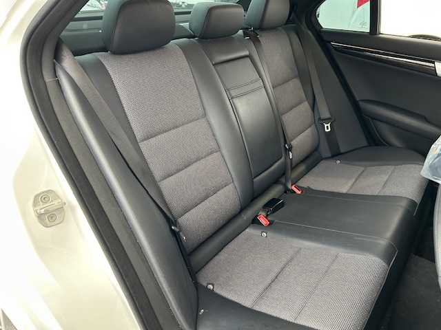 メルセデス・ベンツ Ｃ２００ アバンギャルド 道東・釧路十勝 2013(平25)年 7.2万km ポーラホワイト 純正ナビ/バックカメラ/クルーズコントロール/HIDヘッドライト/フォグライト/革巻きステアリング/ハーフレザーシート/前席パワーシート（運転席メモリー機能付き）/純正フロアマット/ドアバイザー/リモコンキー/取扱説明書/保証書/純正16インチアルミホイール