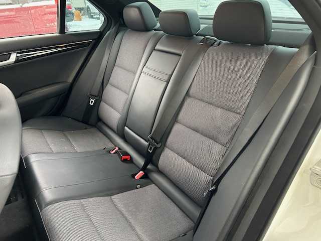 メルセデス・ベンツ Ｃ２００ アバンギャルド 道東・釧路十勝 2013(平25)年 7.2万km ポーラホワイト 純正ナビ/バックカメラ/クルーズコントロール/HIDヘッドライト/フォグライト/革巻きステアリング/ハーフレザーシート/前席パワーシート（運転席メモリー機能付き）/純正フロアマット/ドアバイザー/リモコンキー/取扱説明書/保証書/純正16インチアルミホイール