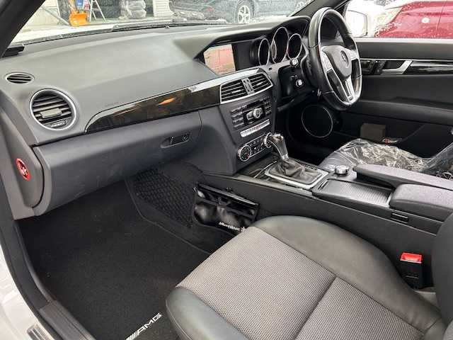 メルセデス・ベンツ Ｃ２００ アバンギャルド 道東・釧路十勝 2013(平25)年 7.2万km ポーラホワイト 純正ナビ/バックカメラ/クルーズコントロール/HIDヘッドライト/フォグライト/革巻きステアリング/ハーフレザーシート/前席パワーシート（運転席メモリー機能付き）/純正フロアマット/ドアバイザー/リモコンキー/取扱説明書/保証書/純正16インチアルミホイール