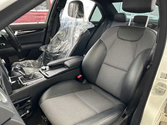 メルセデス・ベンツ Ｃ２００ アバンギャルド 道東・釧路十勝 2013(平25)年 7.2万km ポーラホワイト 純正ナビ/バックカメラ/クルーズコントロール/HIDヘッドライト/フォグライト/革巻きステアリング/ハーフレザーシート/前席パワーシート（運転席メモリー機能付き）/純正フロアマット/ドアバイザー/リモコンキー/取扱説明書/保証書/純正16インチアルミホイール