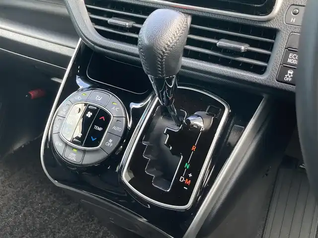 トヨタ ヴォクシー ZS 煌Ⅱ 静岡県 2020(令2)年 1.1万km ホワイトパールクリスタルシャイン セーフティセンス/純正9型SDナビ（NSZT-Y68T）/   AM FM CD DVD Bluetooth SD SDREC/フルセグTV/バックカメラ/ETC/純正12.1型後席ディスプレイ/両側パワースライドドア/クルーズコントロール/前後クリアランスソナー/LEDヘッドライト/ウォークスルー/リアロールサンシェード/純正フロアマット/純正アルミホイール/スマートキー×2本/ドライブレコーダー