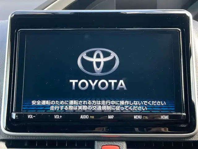 トヨタ ヴォクシー ZS 煌Ⅱ 静岡県 2020(令2)年 1.1万km ホワイトパールクリスタルシャイン セーフティセンス/純正9型SDナビ（NSZT-Y68T）/   AM FM CD DVD Bluetooth SD SDREC/フルセグTV/バックカメラ/ETC/純正12.1型後席ディスプレイ/両側パワースライドドア/クルーズコントロール/前後クリアランスソナー/LEDヘッドライト/ウォークスルー/リアロールサンシェード/純正フロアマット/純正アルミホイール/スマートキー×2本/ドライブレコーダー