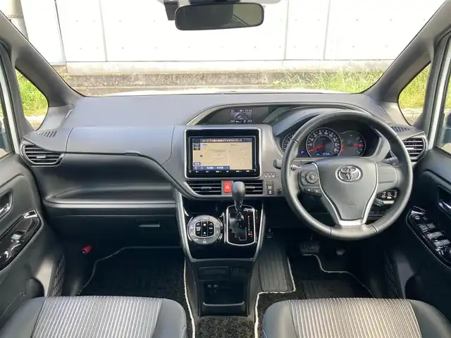 トヨタ ヴォクシー ZS 煌Ⅱ 静岡県 2020(令2)年 1.1万km ホワイトパールクリスタルシャイン セーフティセンス/純正9型SDナビ（NSZT-Y68T）/   AM FM CD DVD Bluetooth SD SDREC/フルセグTV/バックカメラ/ETC/純正12.1型後席ディスプレイ/両側パワースライドドア/クルーズコントロール/前後クリアランスソナー/LEDヘッドライト/ウォークスルー/リアロールサンシェード/純正フロアマット/純正アルミホイール/スマートキー×2本/ドライブレコーダー