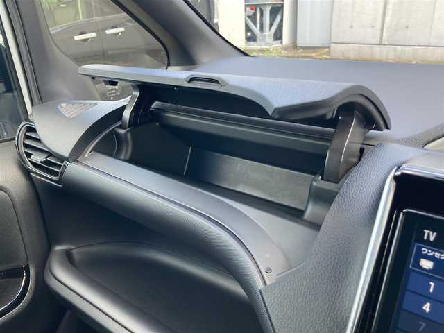 トヨタ ヴォクシー ZS 煌Ⅱ 静岡県 2020(令2)年 1.1万km ホワイトパールクリスタルシャイン セーフティセンス/純正9型SDナビ（NSZT-Y68T）/   AM FM CD DVD Bluetooth SD SDREC/フルセグTV/バックカメラ/ETC/純正12.1型後席ディスプレイ/両側パワースライドドア/クルーズコントロール/前後クリアランスソナー/LEDヘッドライト/ウォークスルー/リアロールサンシェード/純正フロアマット/純正アルミホイール/スマートキー×2本/ドライブレコーダー